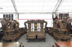 Bộ bàn ghế khổng lồ cao hơn 2m, làm từ gỗ mun, giá lên tới 3 tỷ